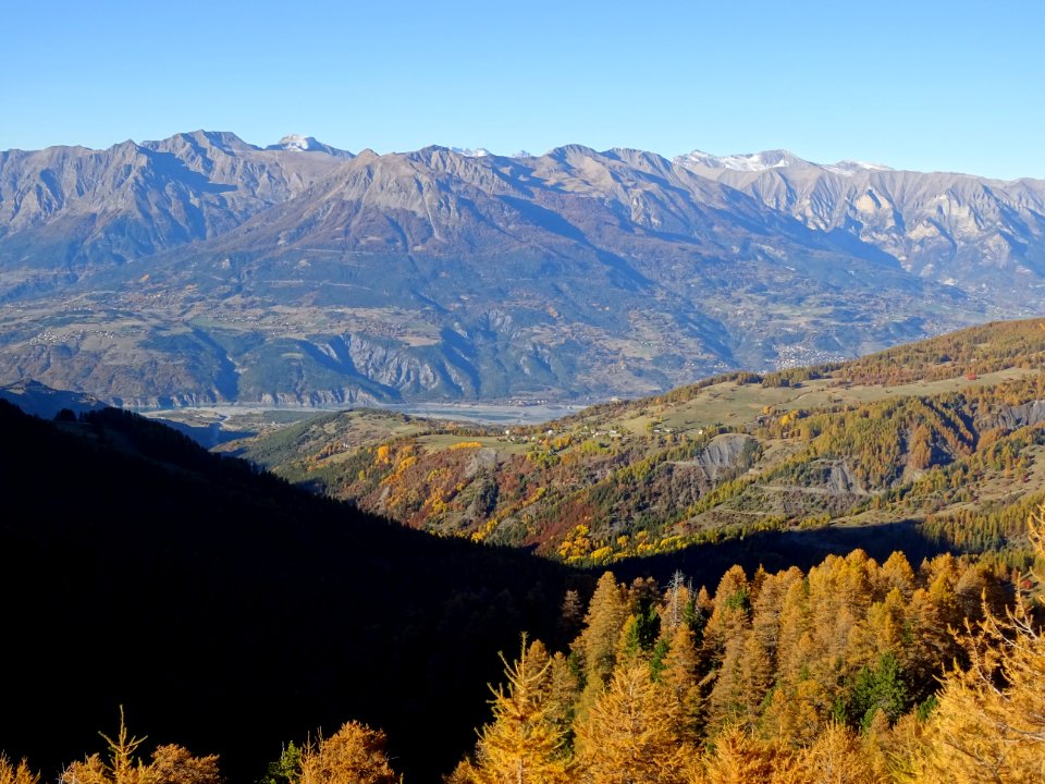 Vue vers la vallée de la Durance, Embrun, depuis le dessus… 