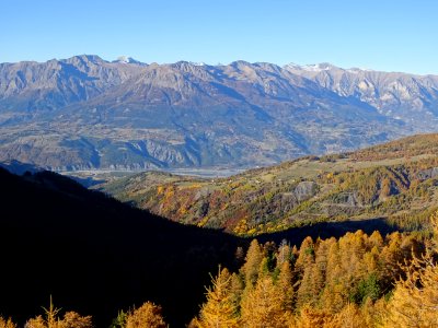 Vue vers la vallée de la Durance, Embrun, depuis le dessus… 