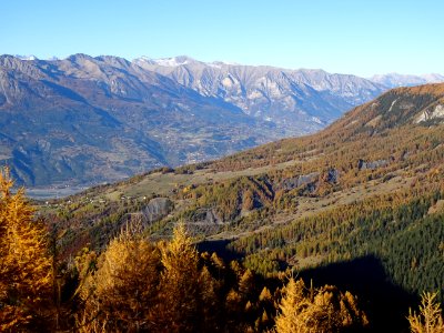 Vue vers la vallée de la Durance, Embrun, depuis le dessus… 