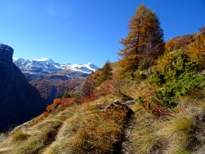 En se retournant sur le chemin en balcon pour traverser le… 