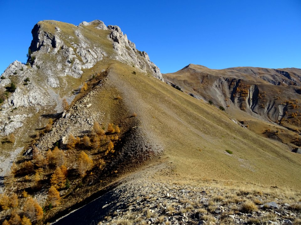 Voyer (crête rocheuse) à contourner par la droite, grande … 