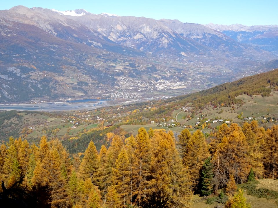 Vue vers la vallée de la Durance, le lac de Serre-Ponçon e… 