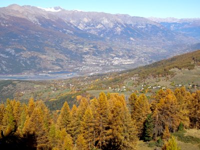 Vue vers la vallée de la Durance, le lac de Serre-Ponçon e… 
