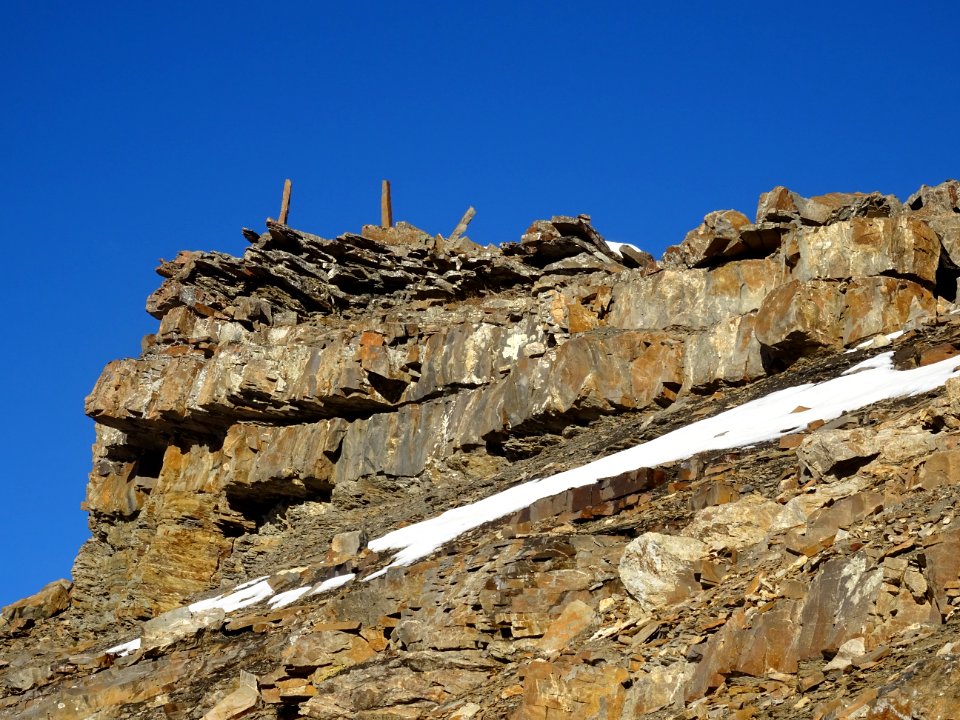 Cairns en bloc monolithe sur l'arête 
