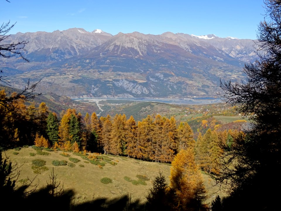 Vue vers le Lac de Serre-Ponçon et la vallée de la Durance… 