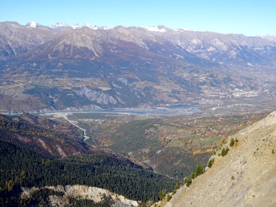 Vue vers la vallée de la Durance, le lac de Serre-Ponçon, … 