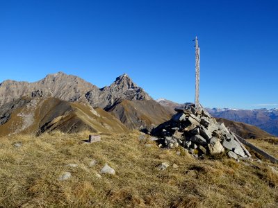 Cairn et piquet en bois, Tête de la Gipière 