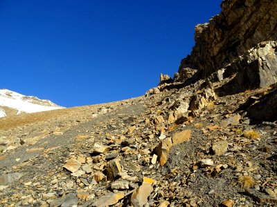 Dernières longueurs raides et pentues sous la crête 