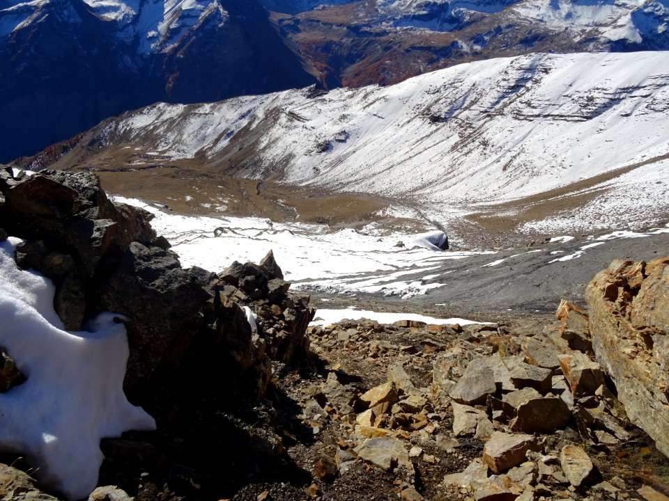 Début de la descente dans le Vallon d'Odeyer ... blocs roc… 