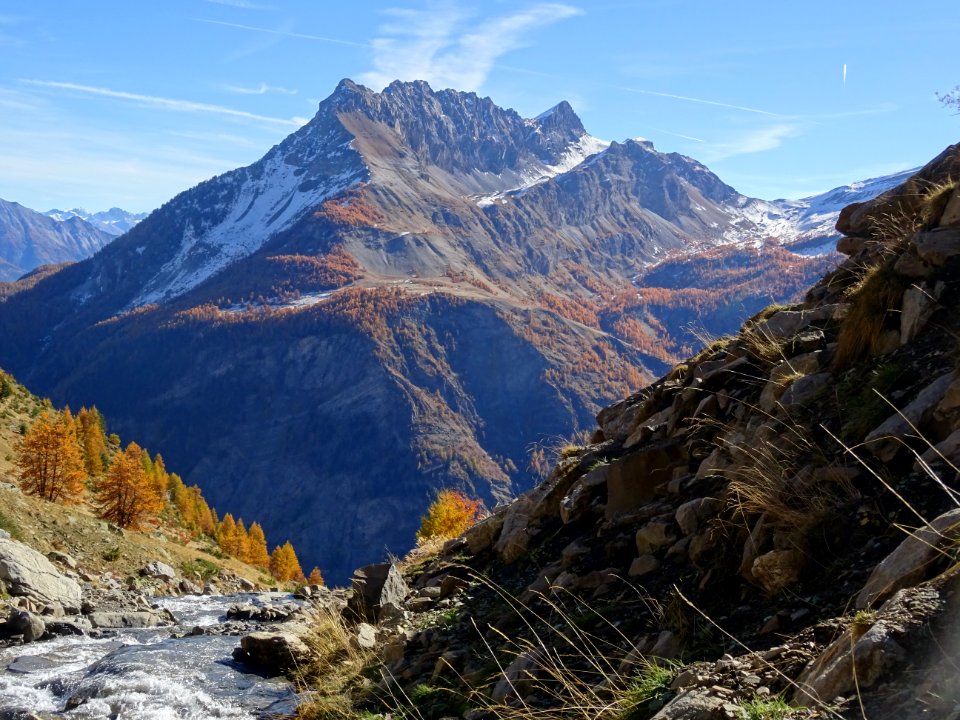 Le torrent d'Odeyer, L' Aiguillas et le Col de Val Haute 
