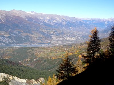 Vue vers la vallée de la Durance, le lac de Serre-Ponçon e… 