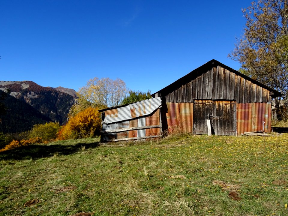 Petite grange à la sortie du hameau Les Gendres 