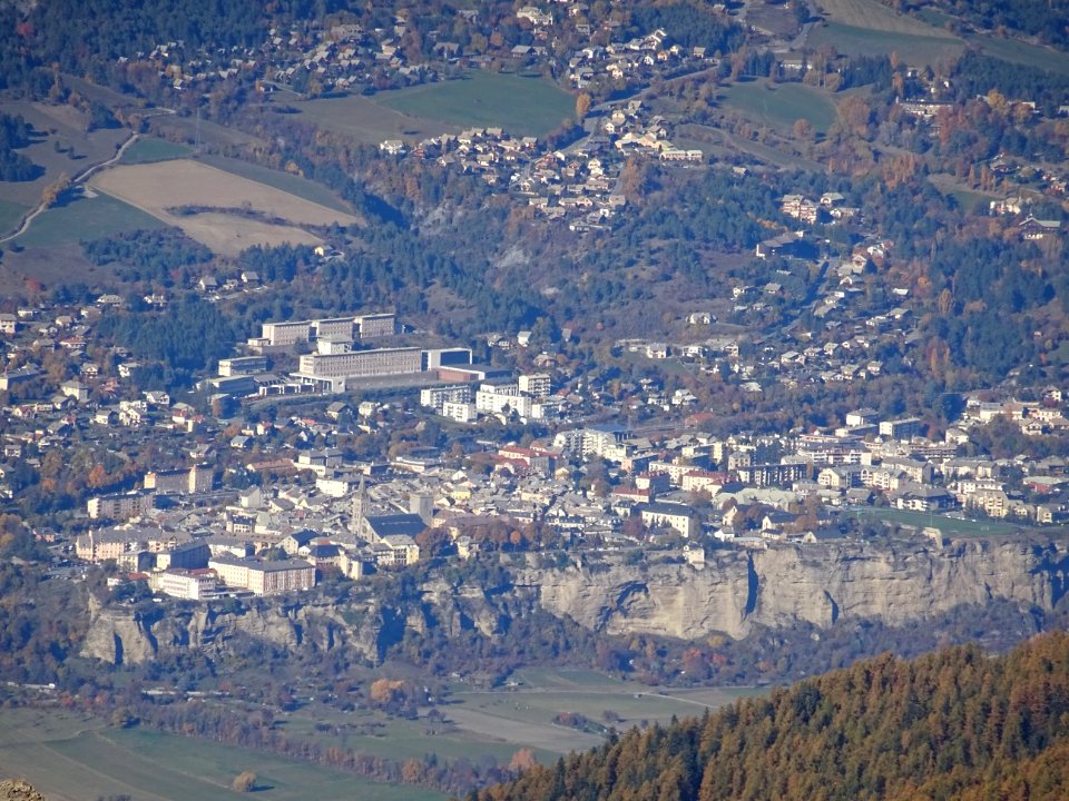 Depuis la Tête de la Gipière, Embrun au zoom 