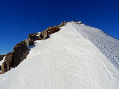 Sur l'arête enneigée ... passage plus facile 