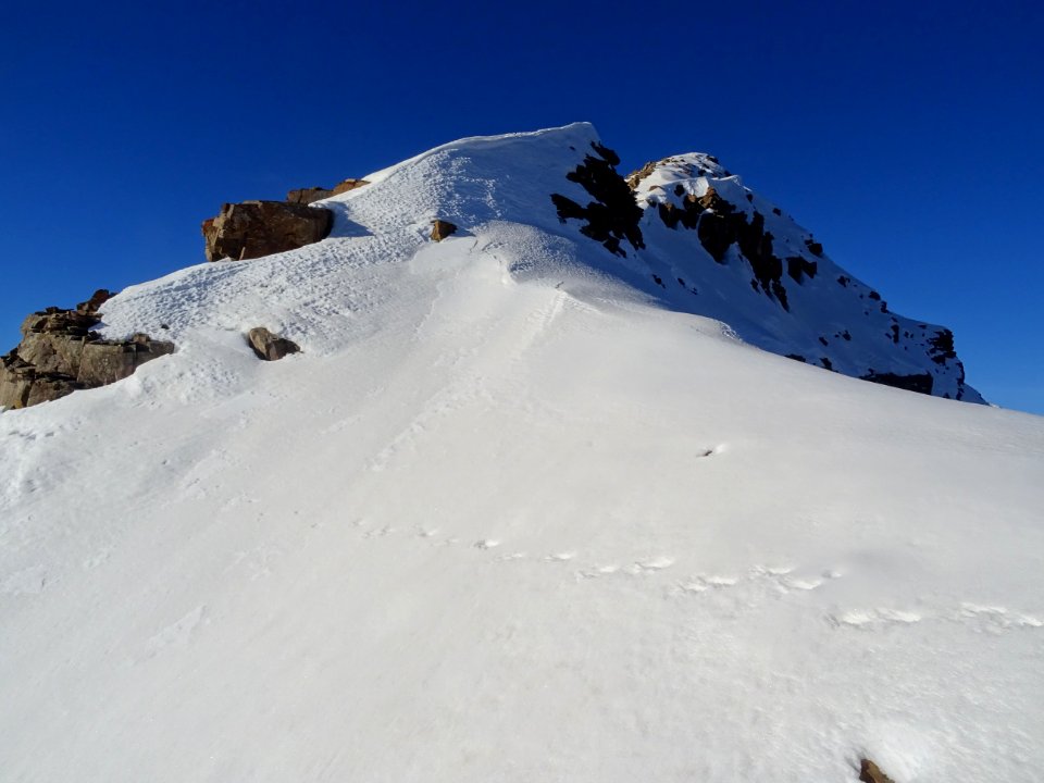 Sur l'arête enneigée ... passage où il faut être vigilant … 