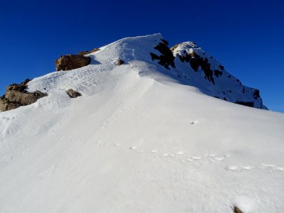 Sur l'arête enneigée ... passage où il faut être vigilant … 