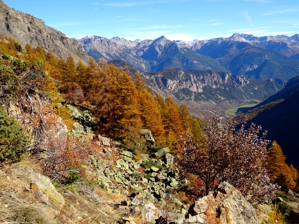 On aperçoit la plaine de Freissinières 