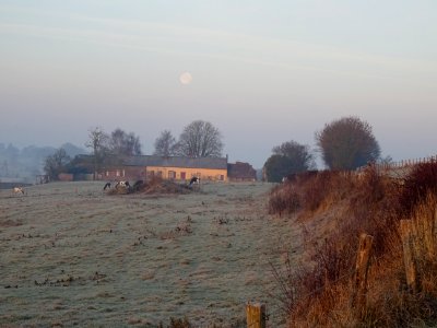 La lune va bientôt disparaître, hameau de Fly, avant St-… 