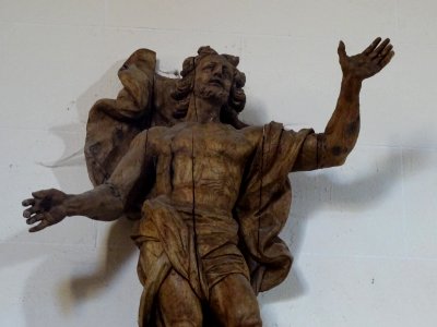 Statue en bois dans la collégiale Saint-Pierre, Gerberoy, … 