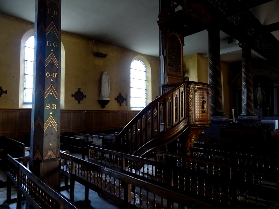 Eglise Saint-Martin, l'intérieur très polychrome date de 1… 