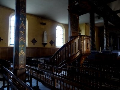 Eglise Saint-Martin, l'intérieur très polychrome date de 1… 