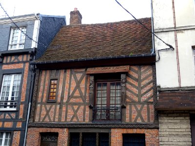 Maison à colombages et aux deux sirènes sculptées, rue de … 
