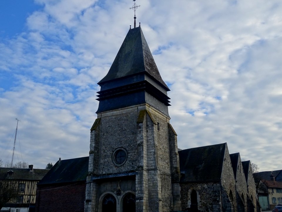 Eglise Saint-Martin, église en silex reconstruite en 1650,… 