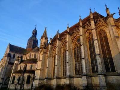 A gauche, l'église abbatiale, de style gothique primitif, … 