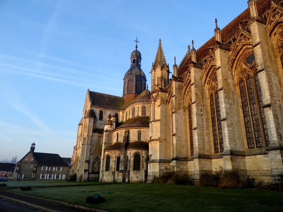 A gauche, l'église abbatiale, de style gothique primitif, … 