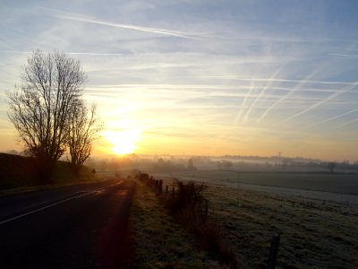 En se retournant, dans mon dos, le soleil se lève et pour … 