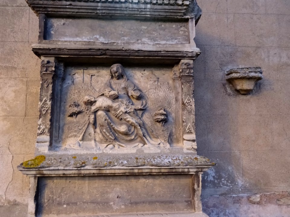 Bas-relief à l'extérieur de l'église Saint-Martin, Eragny-… 