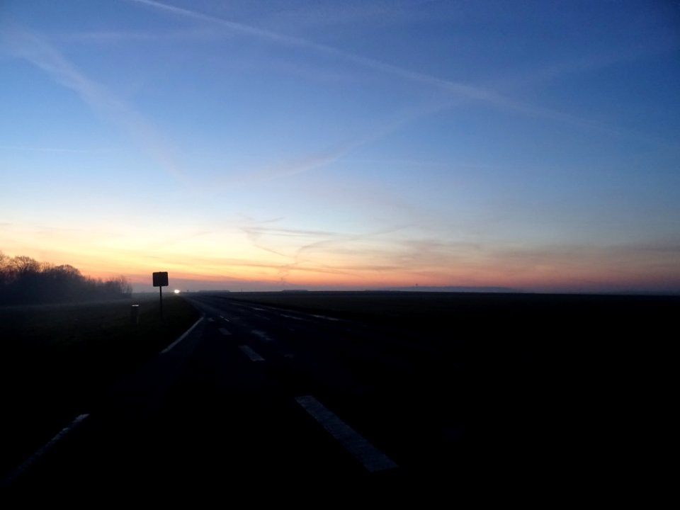 Ca fait 3 heures que je pédale dans le noir. Il est 8H20, … 