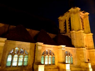 Il est 6H52, ça fait 1H30 que je pédale de nuit. Eglise No… 