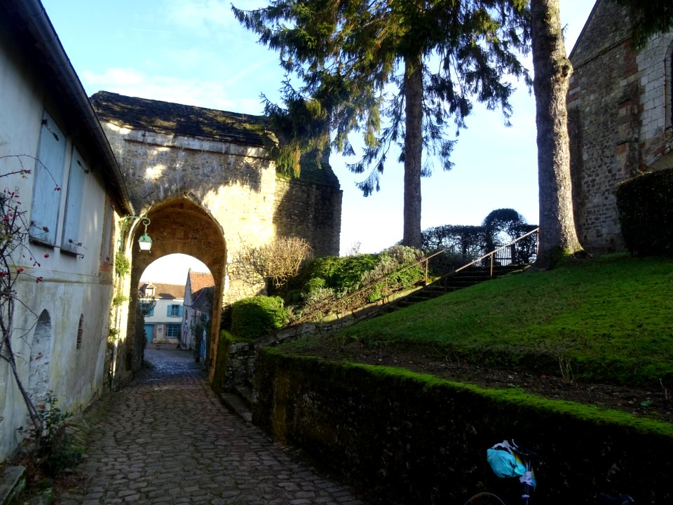 La tour porte fortifiée, Gerberoy, Oise 