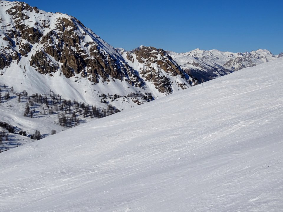 Bas de la piste noire La Réserve le long du téléski de l… 