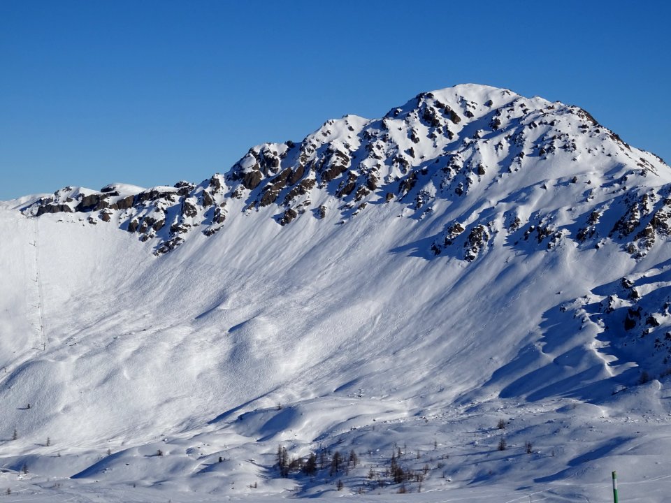 Tout à gauche, le téléski bien raide de la Crête, et à dro… 