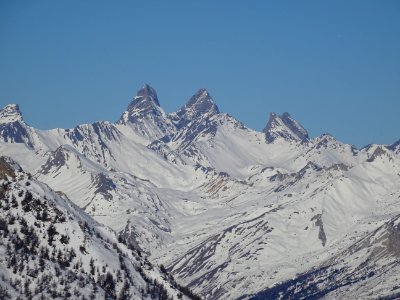 Au zoom, les aiguilles d'Arves et la route fermée du Col d… 