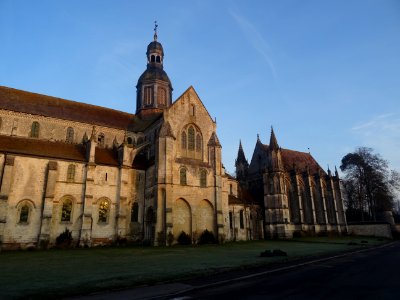 A gauche, l'église abbatiale, de style gothique primitif, … 