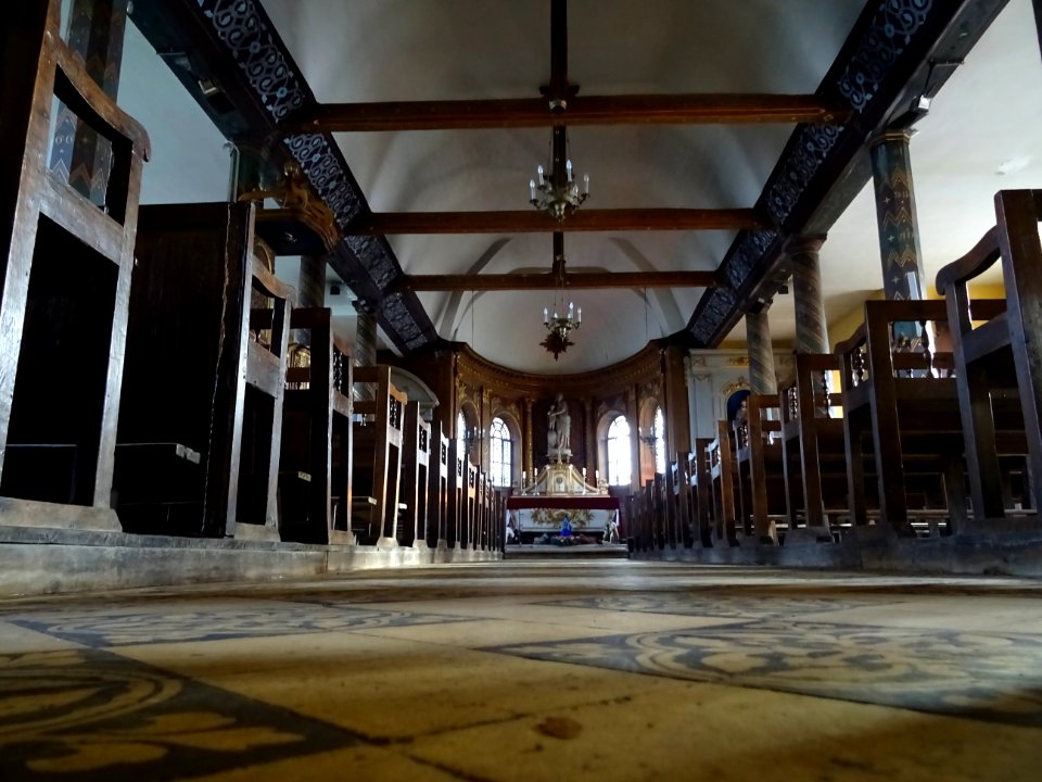 Eglise Saint-Martin, l'intérieur très polychrome date de 1… 