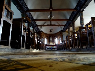 Eglise Saint-Martin, l'intérieur très polychrome date de 1… 