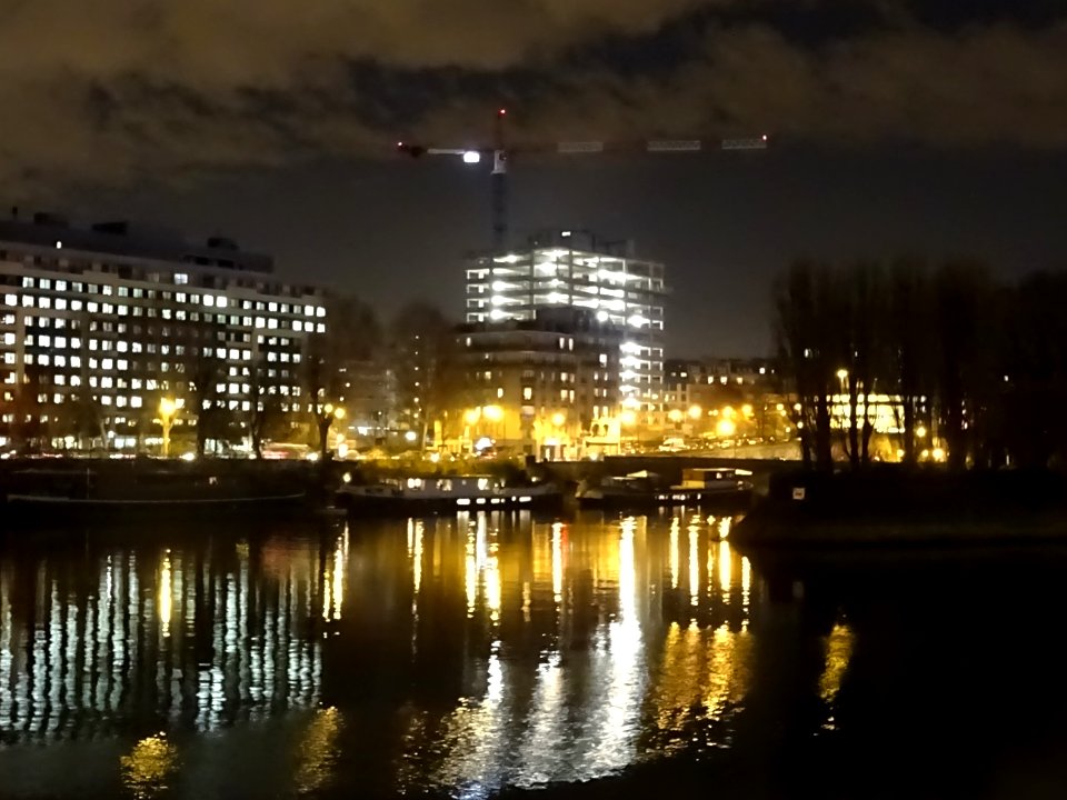 Grues, immeubles et la Seine 