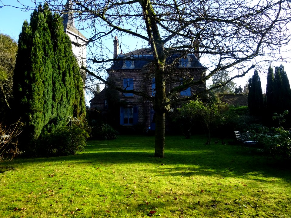 Un jardin et une belle maison, Gerberoy, Oise 