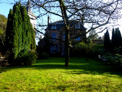 Un jardin et une belle maison, Gerberoy, Oise 
