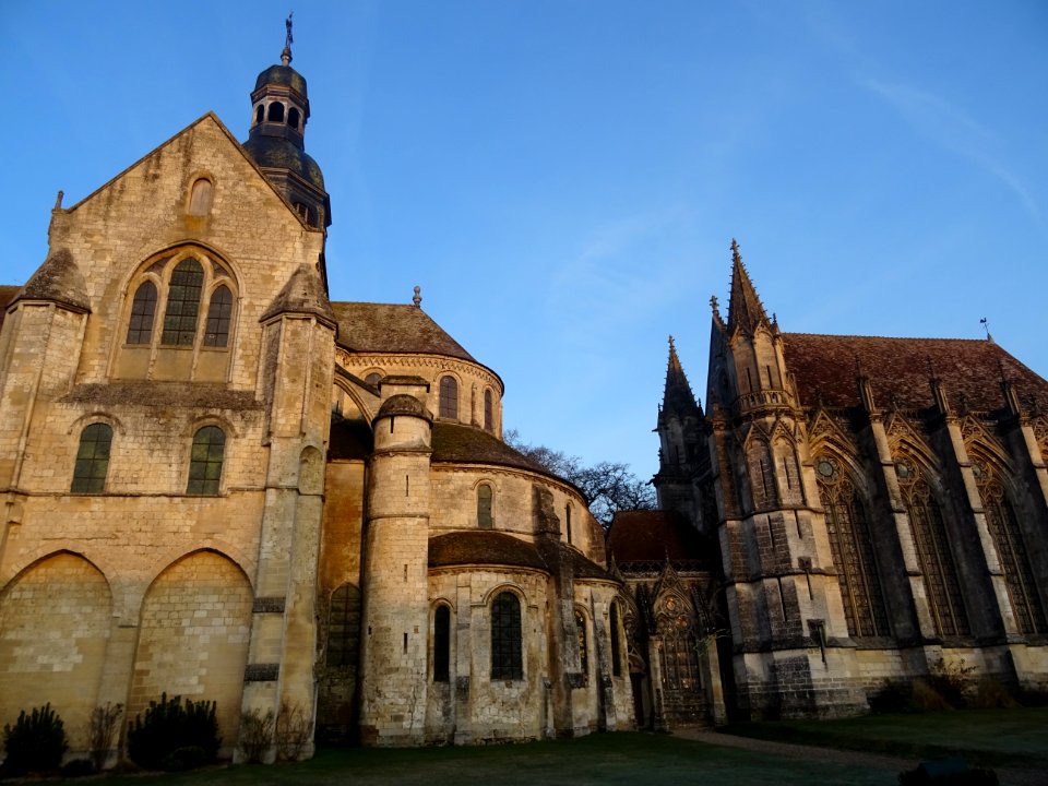 A gauche, l'église abbatiale, de style gothique primitif, … 