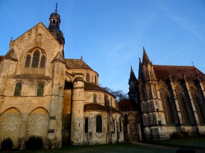 A gauche, l'église abbatiale, de style gothique primitif, … 