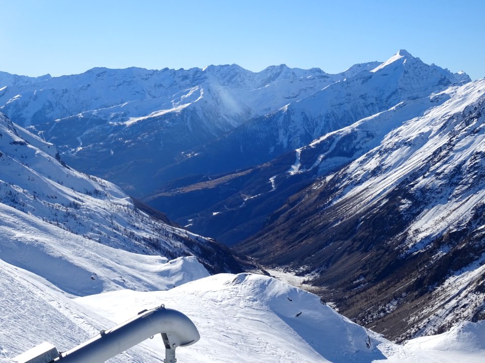 Depuis le Col de la Cucumelle, vue vers les pistes de Pelv… 