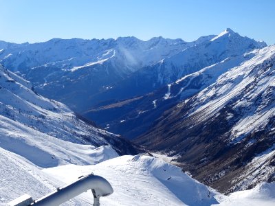 Depuis le Col de la Cucumelle, vue vers les pistes de Pelv… 
