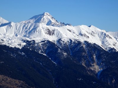 Au zoom, depuis les pistes de Serre Chevalier, le Mont Cha… 