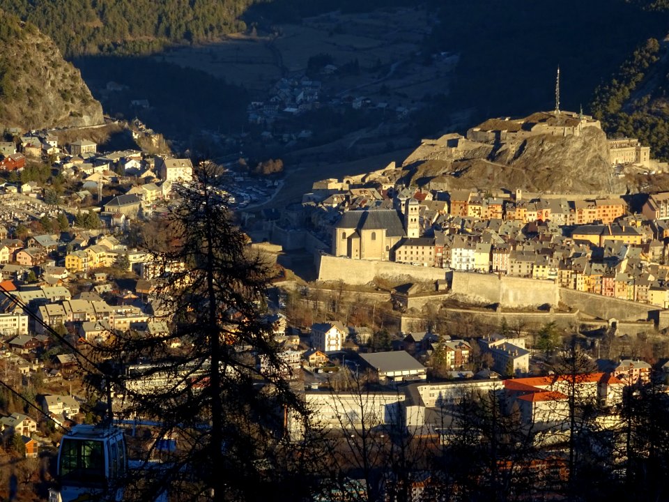 Descente via le télécabine du Prorel sur Briançon et sa ca… 