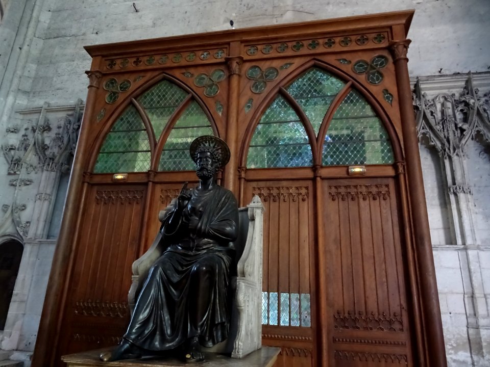 La statue de Saint-Pierre, cathédrale Saint-Pierre, Beauva… 